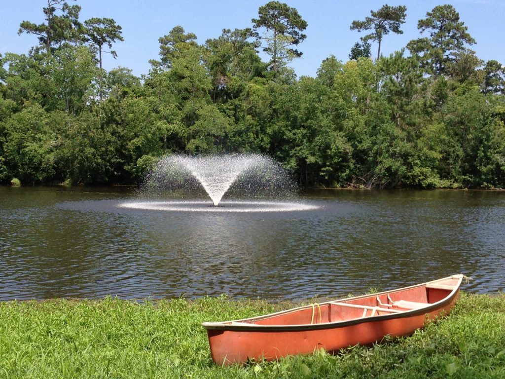 Kasco 4400VFX Display aerator creating a wide, low spray pattern on a pond surface.