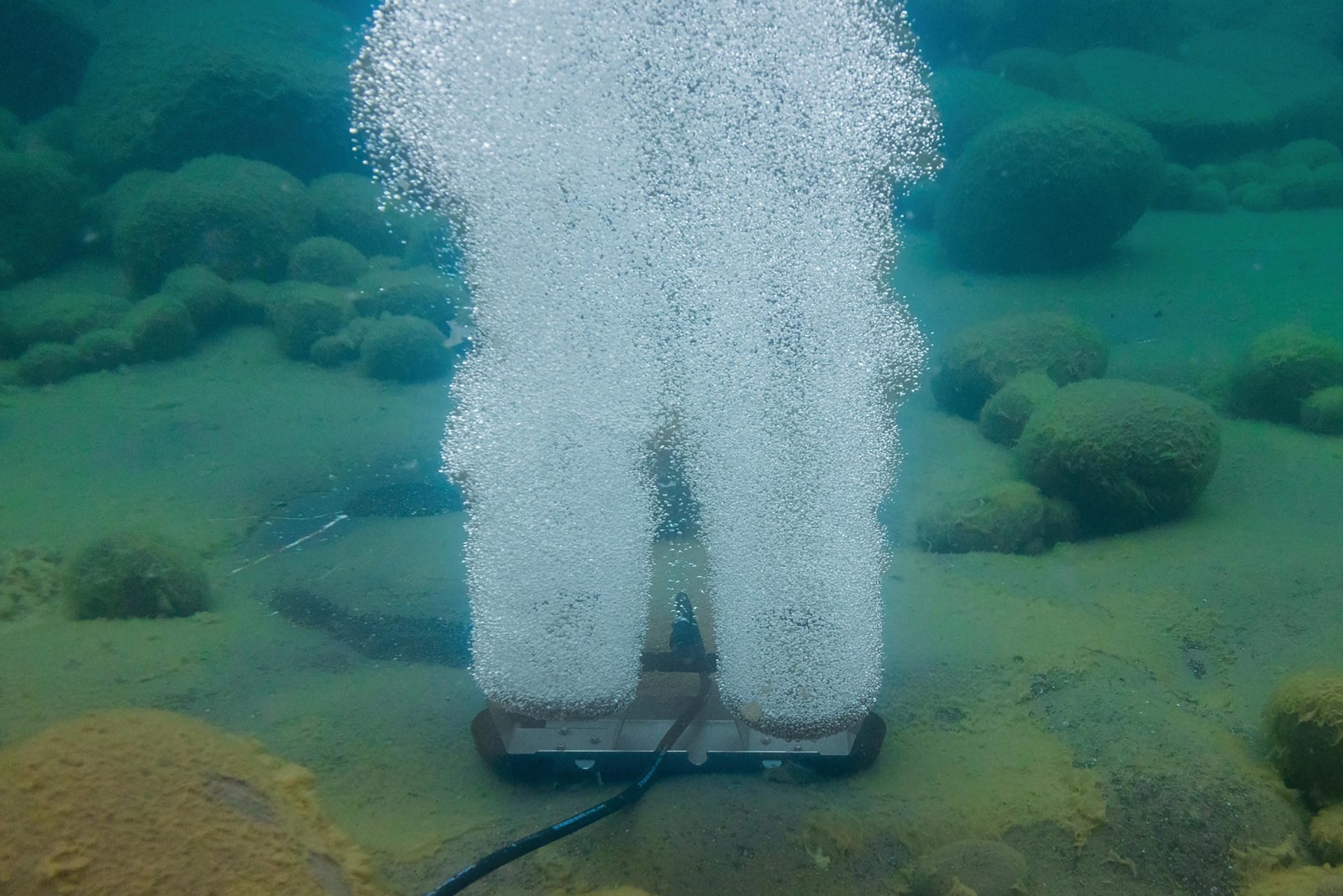 Kasco RosbustAire Bottom diffused aeration system releasing air bubbles from diffuser plates at the pond bottom.